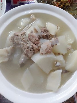 筒子骨 香菇 萝卜汤