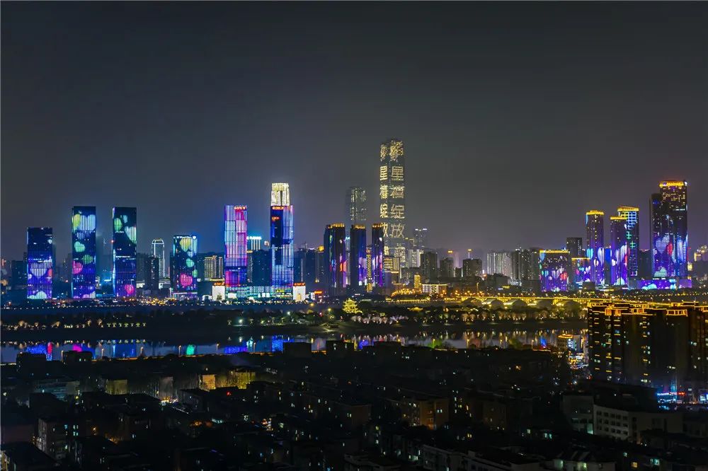 皇冠VS即时足球下载科技总部大楼夜景