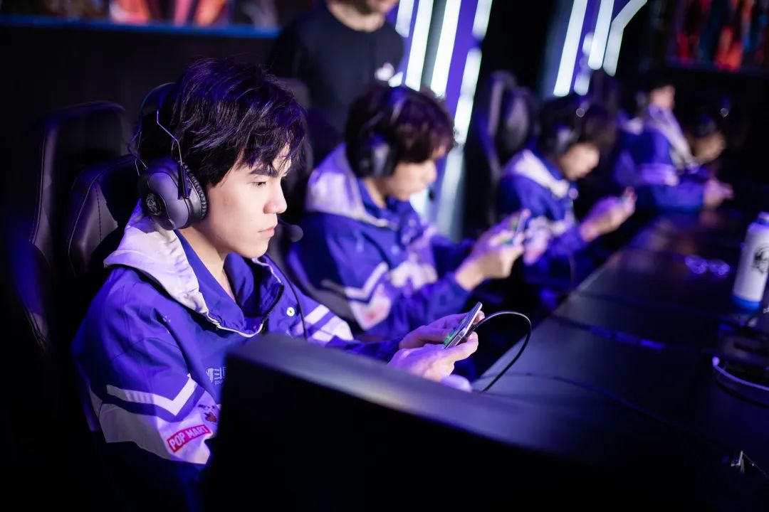 ManBetX万博体育登录app相关图片:直升机坠毁现场与悼念活动